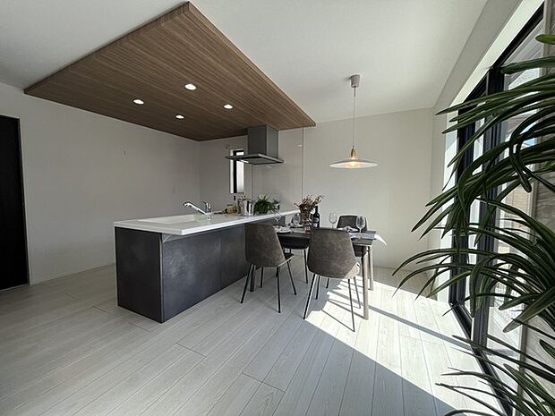 夕食の時間。家族、友人、両親、親戚との会話がより料理を美味しくしてくれる。あっという間に時間が過ぎてしまう居心地の良さは、普段はほっとする空間としてここにあります。