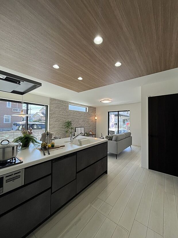 人工大理石を使用したシステムキッチン。永く傷つきにくく、お手入れもしやすい高機能性です。