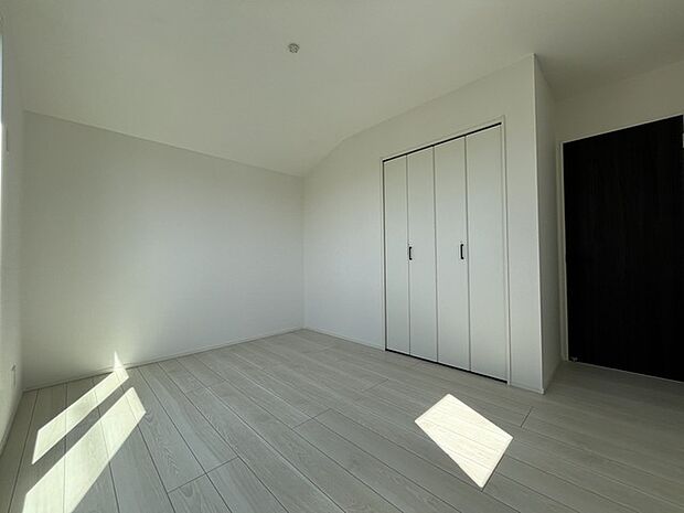 今からここを誰のお部屋にしようか、そんな洋室。大きさは6.5帖です。