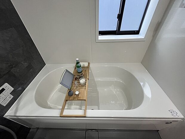 その日の疲れをゆっくりと落としてくれる場所、お子様との大事なひと時を楽しくしてくれる場所。曲線美も感じられるくつろぎのバスタブは、半身浴も楽しめる居心地の良さ。