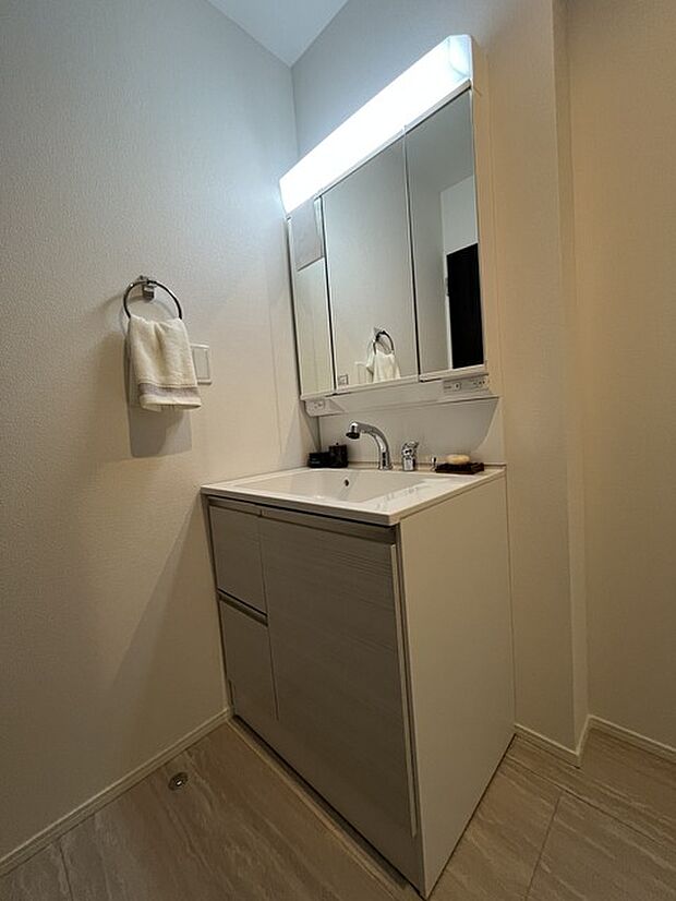 お出かけ前の身だしなみに一歩差がつく三面鏡。ミラー裏にはたっぷり収納もございます。