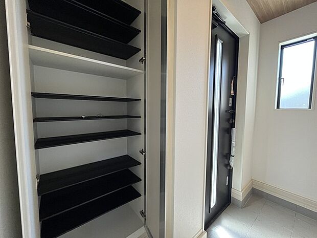 明るく開放的な玄関、靴の脱ぎ履きもしやすく、収納も豊富でご家族皆様の靴をスッキリ収納できます。