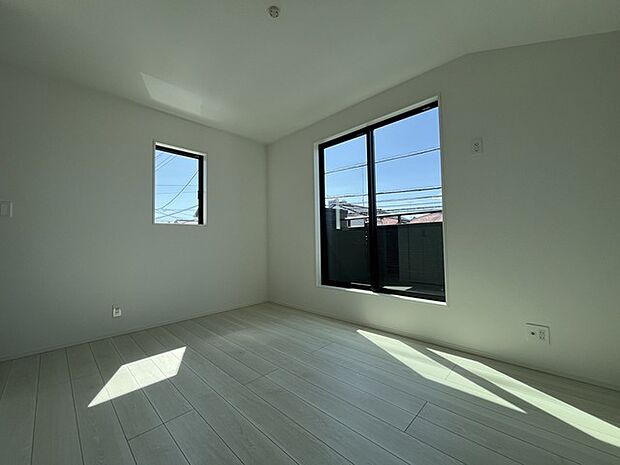 バルコニーに面した4.5帖の洋室。開口部からは優しい陽光が差し込み心地よい風が通り抜けます。