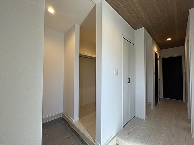 玄関にはシューズクローゼットとウォークインクローゼットがあります。