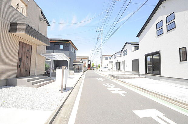 周辺の街並み 2階建ての住宅が建ち並ぶ一種低層の街並みです。(5m)