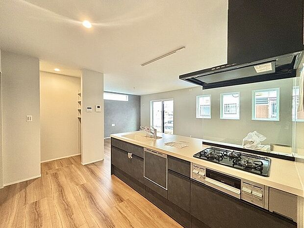 家族が一番集まる場所だから広々としつつも素敵な空間であって欲しい。皆がくつろぐリビングからキッチンまでが一つに繋がる空間。