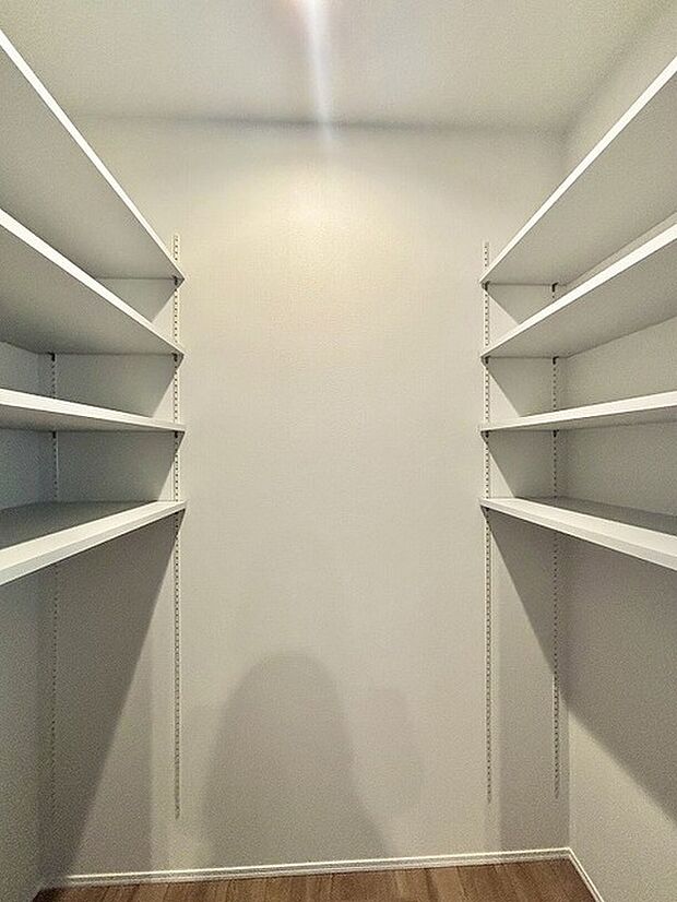 大容量のパントリーがございますので、非常食や食品のストックも沢山置けます。