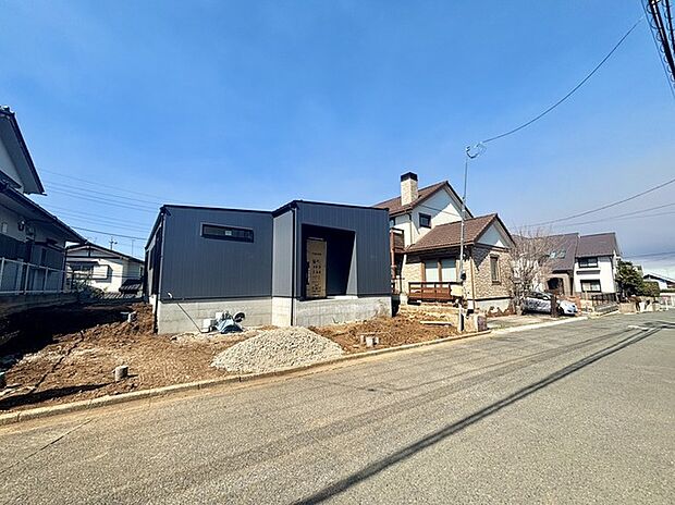 両面道路に面する開放感のあるお家です。