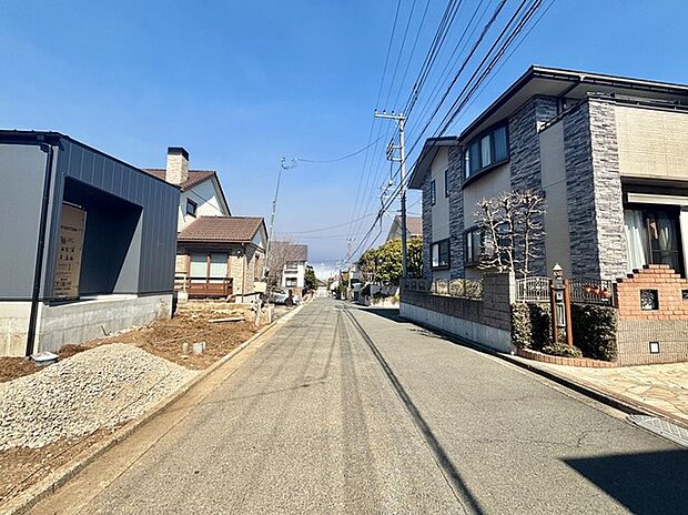 戸建てが立ち並ぶ静かな住宅街。四季折々の移り変わりを感じながら自然と楽しみ、暮らす、そんな毎日を日々の中で感じられる住環境