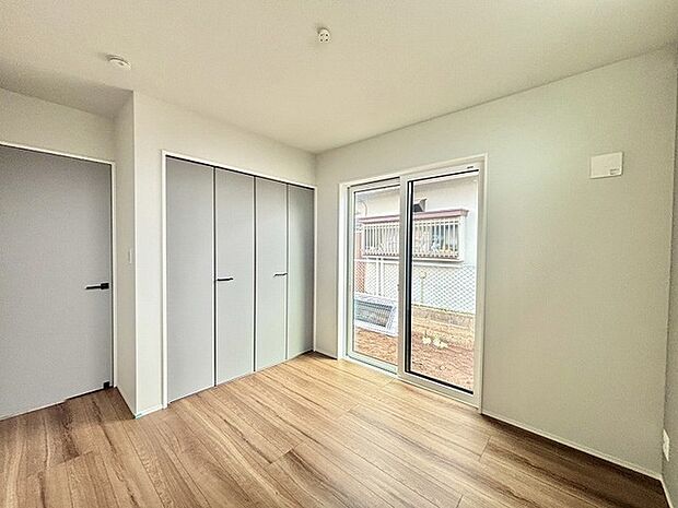 大きな開口部から明るい光が差し込む、日中の室内の明るさがこの部屋の魅力です。