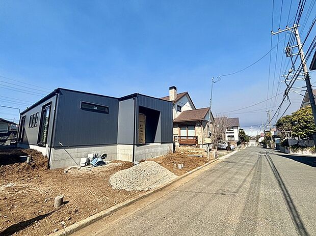 6m幅員の道路に面しておりお車の運転が苦手な方でも安心して出入りいただけます。