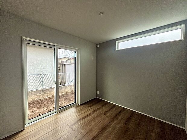 今からここを誰のお部屋にしようか、そんな洋室。大きさは5.2帖です。