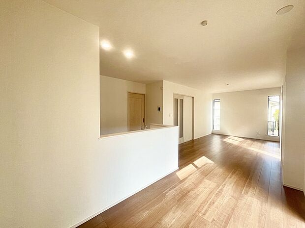 家族が一番集まる場所だから広々としつつも素敵な空間であって欲しい。皆がくつろぐリビングからキッチンまでが一つに繋がる空間。