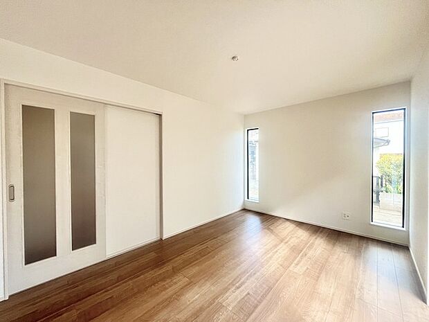 家族や友人、両親、親戚とこれから沢山の時間を紡ぐのだろう。そこを彩るのは窓から見える青い空、心地よい緑。そんなイメージが膨らむリビングスペース。