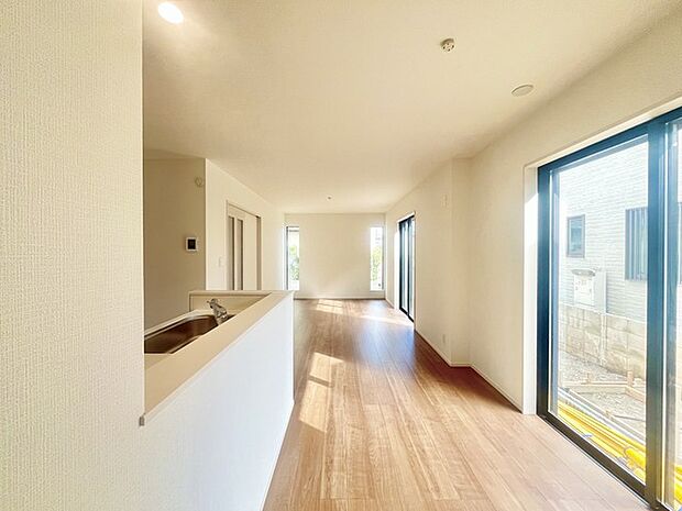 家族の集うリビングには色々な方向から光が差し込む設計に。家族のコミュニケーションが弾むスポットだから明るい雰囲気であってほしい。