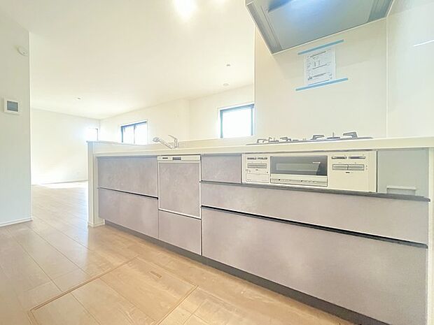 収納量豊富なシステムキッチン。明るい光が差し込む窓も調味料置き場などに役立ちます。カウンターキッチンと違い、背面を広く使えるので自由度が高いのも嬉しいですね。