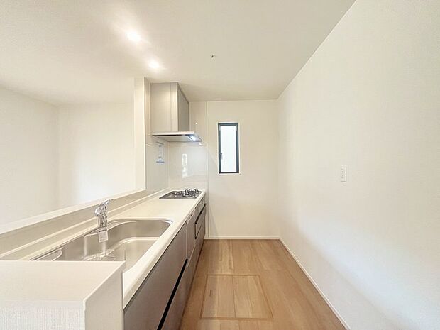 リビングにいる家族の顔が見渡せるカウンターキッチン。お料理もより一層おいしく、楽しく。食器棚を背面に設置しても十分な広さを確保しています。