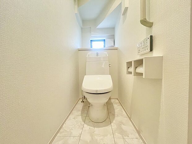 ウォシュレット機能付きのトイレ。換気のしやすい窓付きで、収納もあり実用性も兼ね備えた造り。