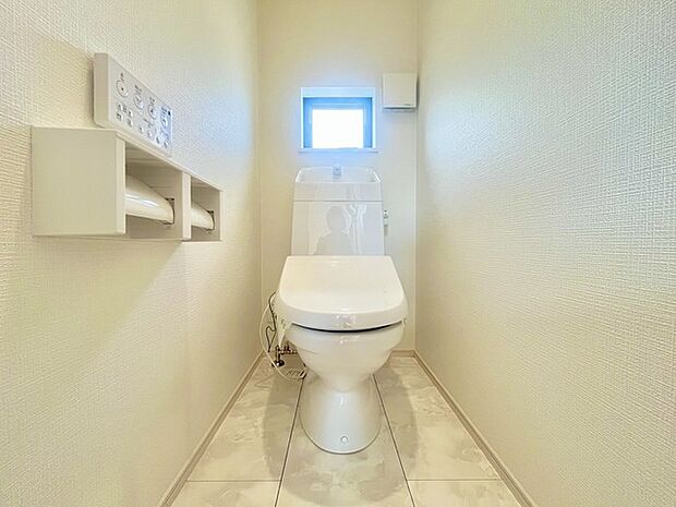 ウォシュレット機能付きのトイレ。換気のしやすい窓付きで、収納もあり実用性も兼ね備えた造り。