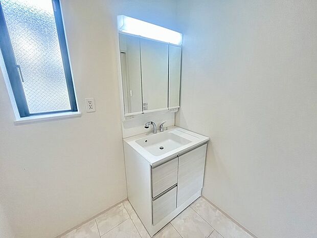 ゆとりの洗面スペースで朝の身支度もスムーズに行えます。