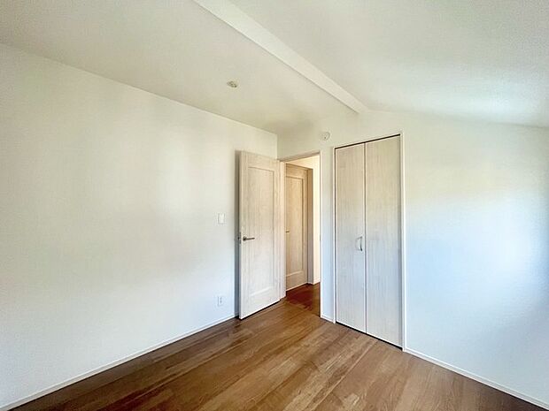 大きな開口部から明るい光が差し込む、日中の室内の明るさがこの部屋の魅力です。