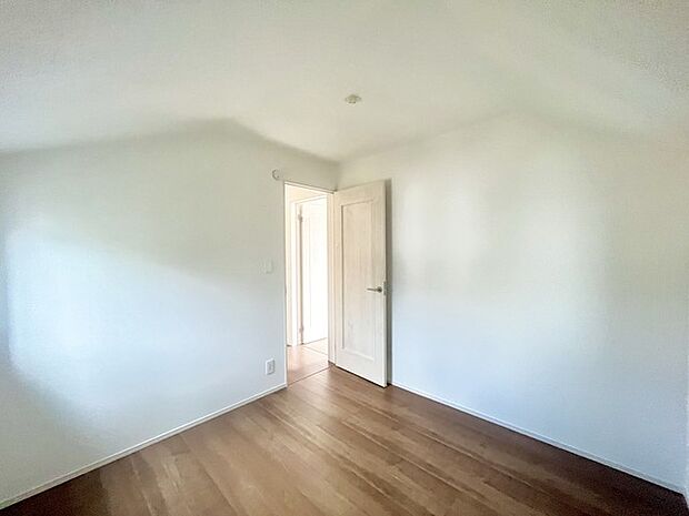 大きな開口部から明るい光が差し込む、日中の室内の明るさがこの部屋の魅力です。