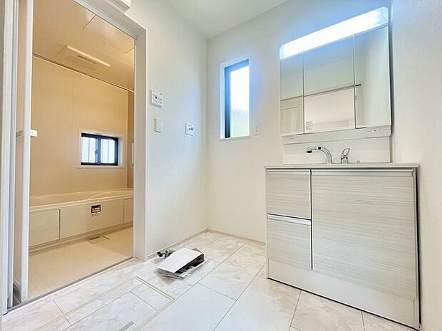 ゆとりの洗面スペースで朝の身支度もスムーズに行えます。