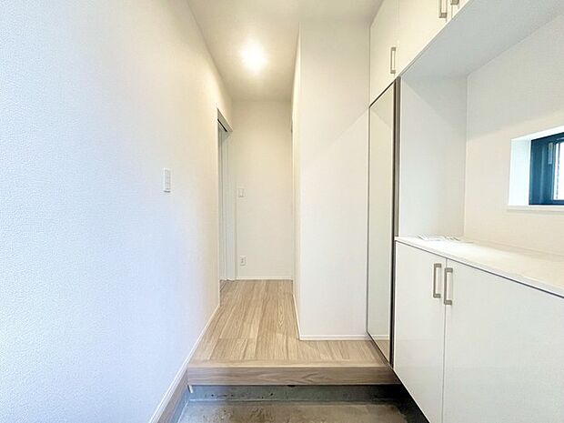 お宅の顔となる明るく開放的な玄関。ご家族皆様様の靴を収納できるスペースと全身鏡があり、お出掛け前に身だしなみチェックもできます。