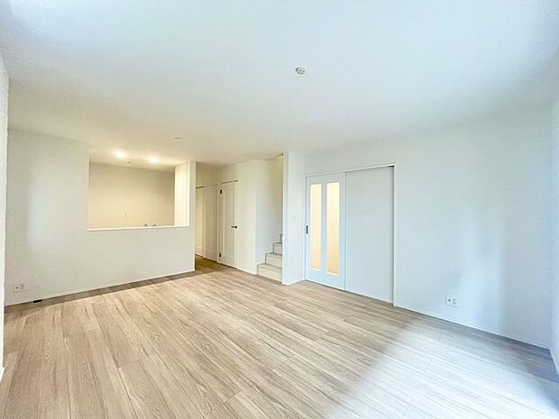 家族団欒のリビング。陽光差し込む食卓には家族の会話とスマイルが溢れます。いつまでもここで食卓を囲みたくなる、そう感じさせてくれるスペース。