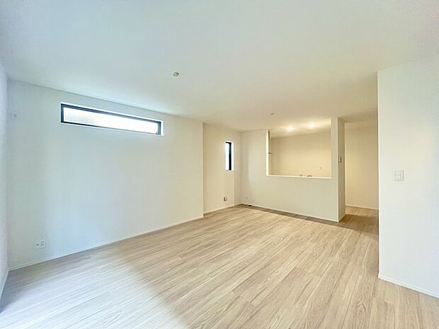 家族の集うリビングには色々な方向から光が差し込む設計に。家族のコミュニケーションが弾むスポットだから明るい雰囲気であってほしい。