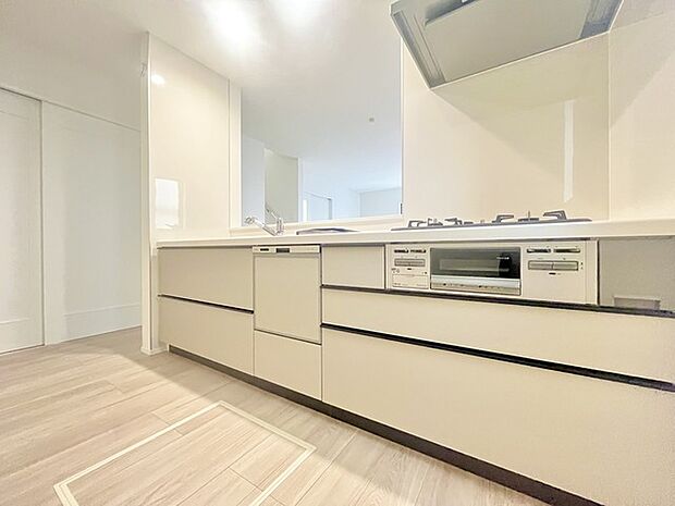 家族が一番集まる場所だから広々としつつも素敵な空間であって欲しい。皆がくつろぐリビングからキッチンまでが一つに繋がる空間。