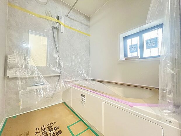 落ち着いた色味の浴室で1日の疲れをゆっくりと癒してください。