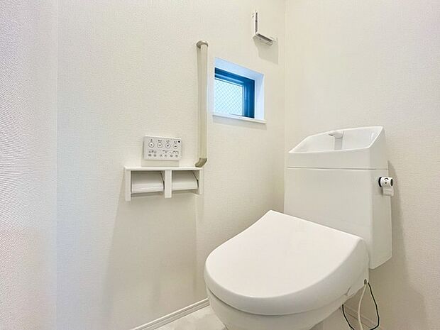 ウォシュレット機能付きのトイレ。換気のしやすい窓付きで、収納もあり実用性も兼ね備えた造り。