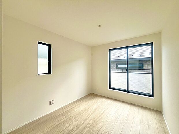 どんな家具にでも相性が良い清潔感ある白色調のクロスを採用。主張しすぎない配色、耐久性にも優れた床材は日々のメンテナンスも楽に、快適に過ごして頂けるよう考えられています。