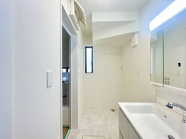 使い勝手の良い洗面台、窓があることで換気もしやすく清潔感のある空間を保てます。