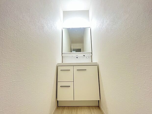 お出かけ前の身だしなみに一歩差がつく三面鏡。ミラー裏にはたっぷり収納もございます。