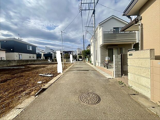 カースペースは1台駐車できます。車庫の出し入れのしやすさなど、実際に現地にてご確認ください。 