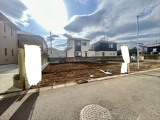 戸建てが立ち並ぶ静かな住宅街。四季折々の移り変わりを感じながら自然と楽しみ、暮らす、そんな毎日を日々の中で感じられる住環境