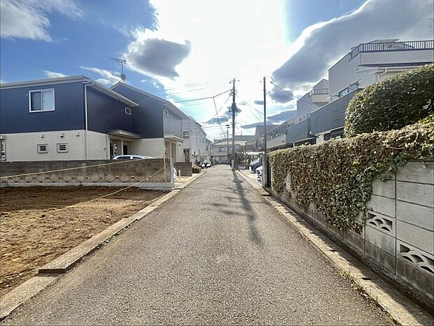 周辺の街並み 戸建てが立ち並ぶ静かな住宅街。四季折々の移り変わりを感じながら自然と楽しみ、暮らす、そんな毎日を日々の中で感じられる住環境 (30m)