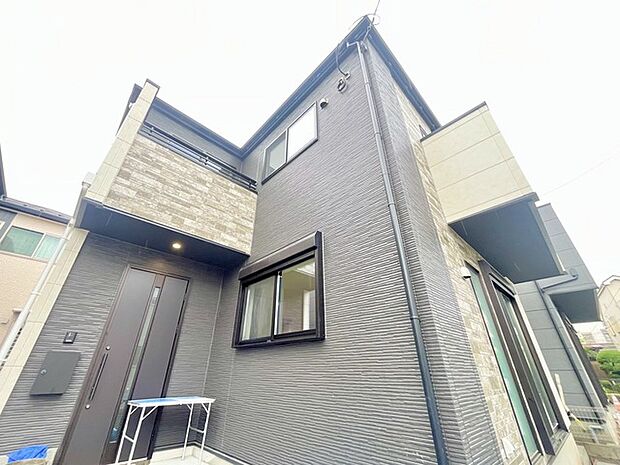 玄関はおうちの顔とも呼ばれる重要な場所!明るくスッキリと見える空間で住まう人を見送り、出迎えてくれます。
