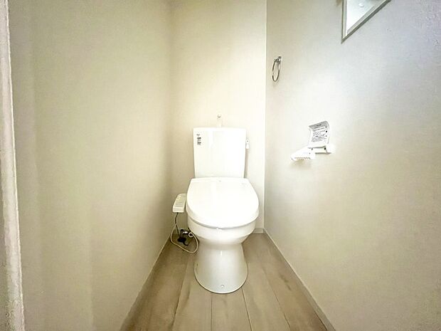 ウォシュレット機能付きのトイレ。換気のしやすい窓付きで、収納もあり実用性も兼ね備えた造り。