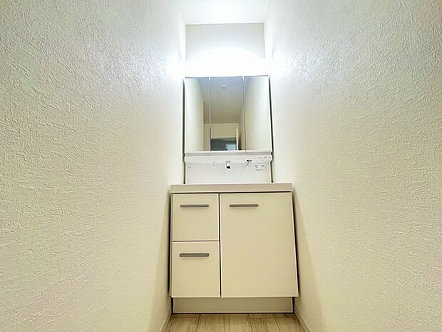 お出かけ前の身だしなみに一歩差がつく三面鏡。ミラー裏にはたっぷり収納もございます。