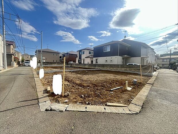 戸建てが立ち並ぶ静かな住宅街。四季折々の移り変わりを感じながら自然と楽しみ、暮らす、そんな毎日を日々の中で感じられる住環境 