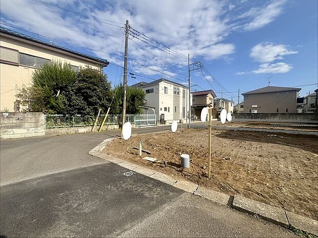 戸建てが立ち並ぶ静かな住宅街。四季折々の移り変わりを感じながら自然と楽しみ、暮らす、そんな毎日を日々の中で感じられる住環境 