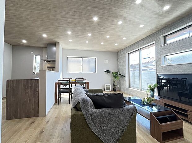 大きな開口部から明るい光が差し込むリビング。日中の室内の明るさがこの部屋の魅力です。