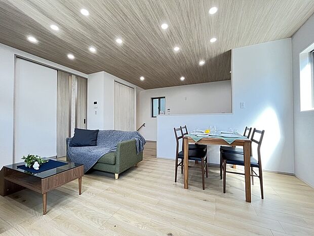 夕食の時間。家族、友人、両親、親戚との会話がより料理を美味しくしてくれる。あっという間に時間が過ぎてしまう居心地の良さは、普段はほっとする空間としてここにあります。