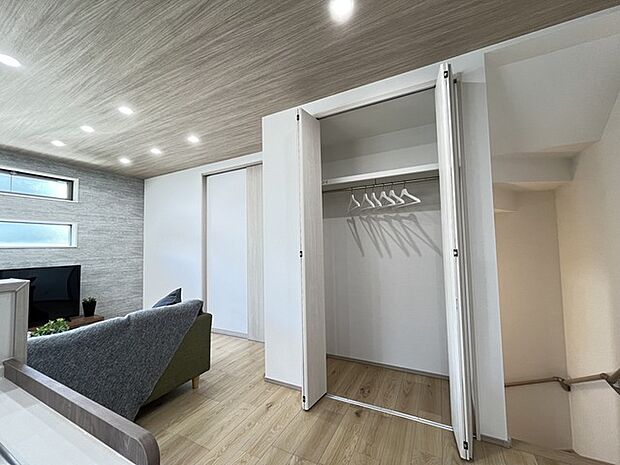 リビングにも大きなクローゼットでスッキリ収納