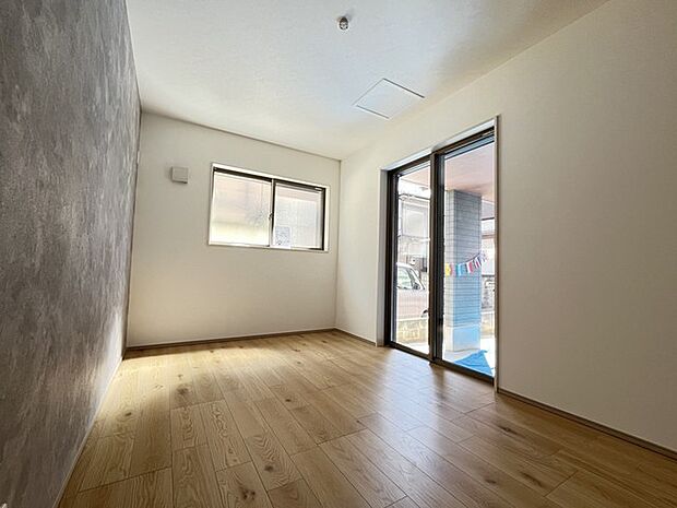 今からここを誰のお部屋にしようか、そんな洋室。大きさは6.7帖です。