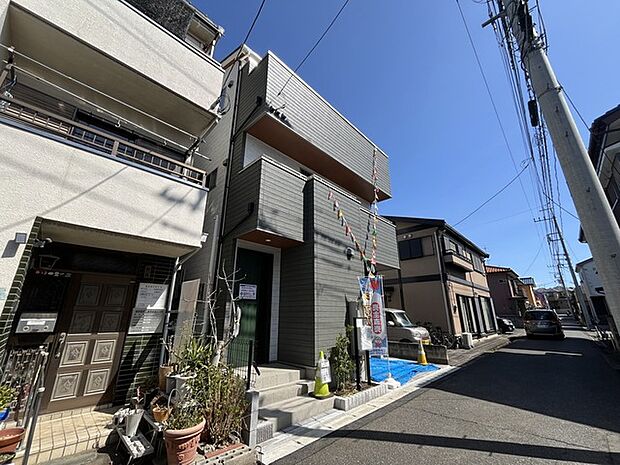 戸建てが立ち並ぶ静かな住宅街。四季折々の移り変わりを感じながら自然と楽しみ、暮らす、そんな毎日を日々の中で感じられる住環境