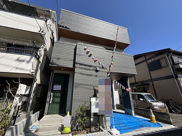 晴れやかな空の下、都会の喧騒から少し離れた静けさを感じさせる住まい。周辺との調和も考えられた現代的なデザインは、穏やかな日常に心地よい彩りを添えます